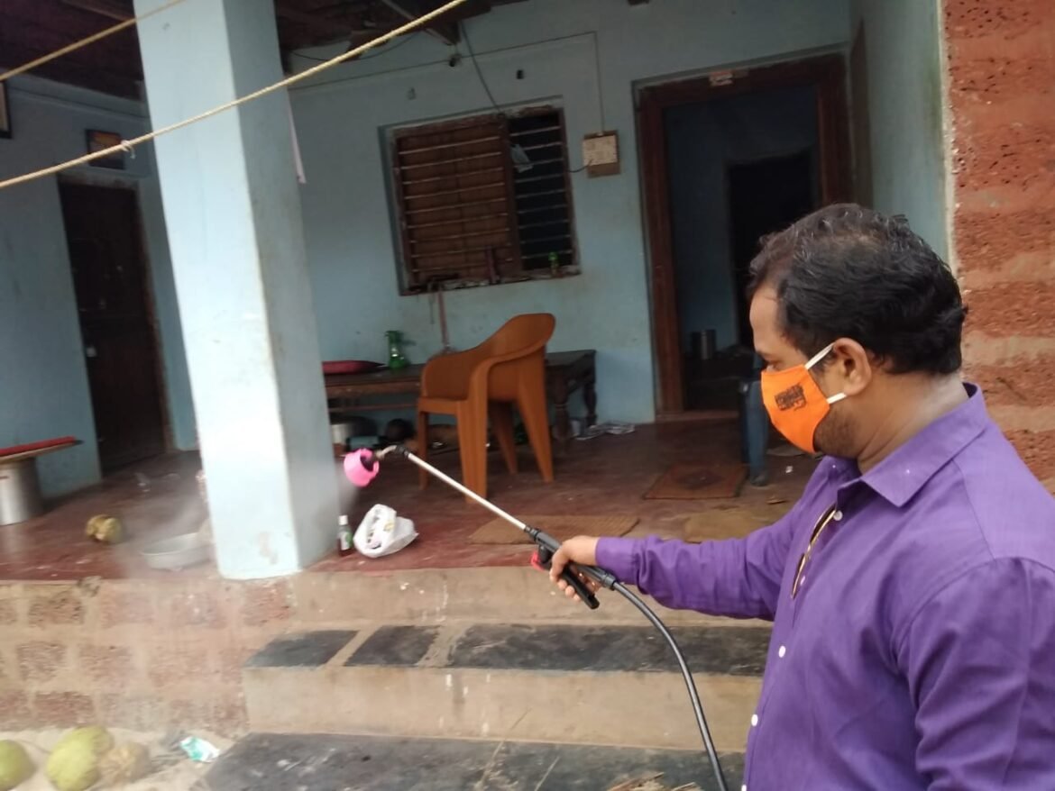 मनसे नेते अमित राज ठाकरे यांच्या वाढदिवसाचे औचित्य साधून देवबाग मध्ये हायड्रोक्लोराईड जंतुनाशक फवारणी