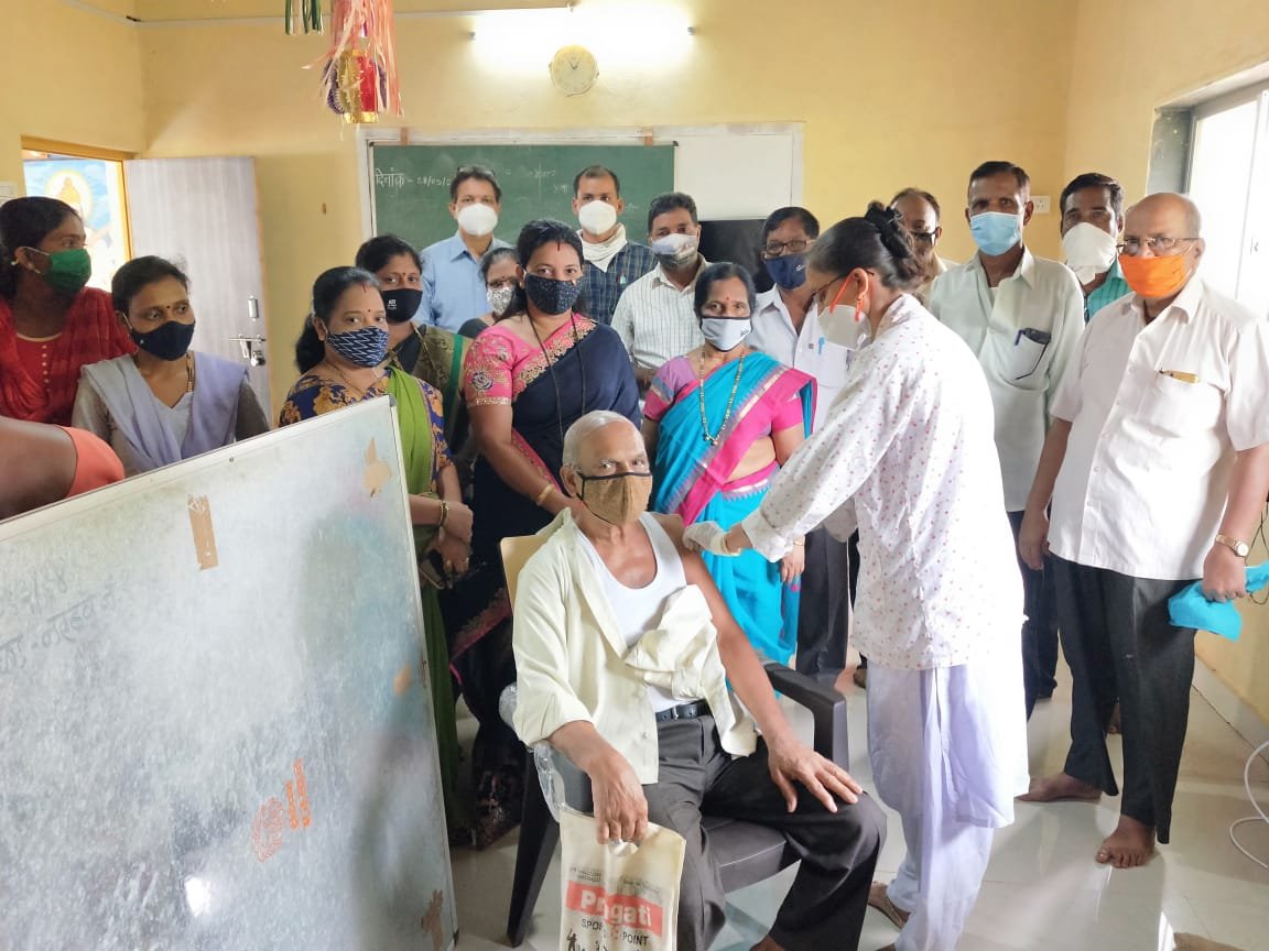 उपकेंद्र स्तरावर लसीकरण शुभारंभ प्रसंगी अध्यक्ष जि प सिंधुदुर्ग संजना सावंत यांनी घेतला लसीकरणाचा आढावा