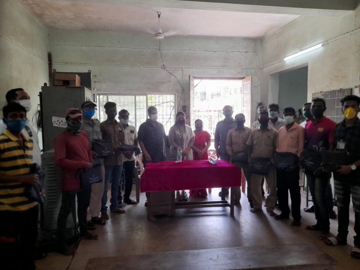 चक्रीवादळा नंतर विज पुरवठा पूर्ववत करण्यासाठी दिवस रात्र झटणार्या विध्यूत कर्मचार्यांचा सत्कार