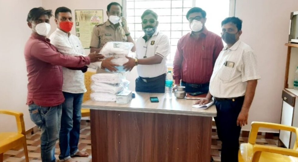 शिवसेना तालुका प्रमुख तथा पंचायत समिती सदस्य मंगेश लोके यांच्या वतीने वैभववाडी आरोग्य केंद्रासाठी देण्यात आले पीपीई किट, मास्क व हॅन्डग्लोज