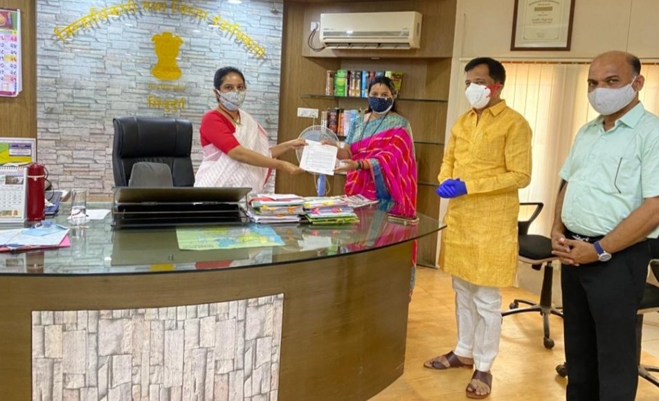 पश्चिम बंगालमधील हिंसाचाराच्या निषेधार्थ कार्यकर्त्यांची बुधवारी कोरोनाचे नियम पाळून जिल्ह्यात निदर्शने व जिल्हाधिकारी यांना निवेदन
