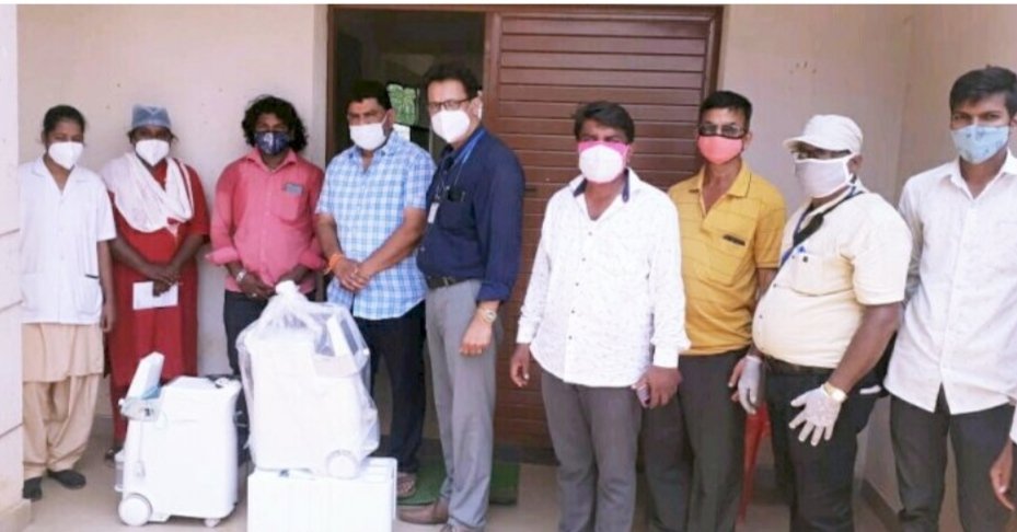 विजयराव नाईक फार्मसी कॉलेजच्या कोविड केअर सेंटरला २ ऑक्सिजन कॉन्सन्ट्रेटर. आमदार वैभव नाईक यांच्या हस्ते झाले वितरण