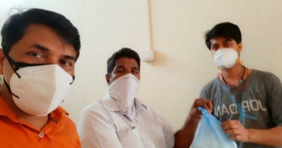 कोरोना पॉझिटिव्ह रुग्णांसाठी शिवसेना तालुका प्रमुख बाबुराव धुरी यांच्या कडून पोष्टिक आहाराचे वाटप