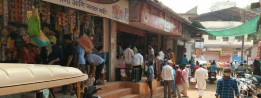 लॉकडाऊनच्या पार्श्वभूमीवर खारेपाटण बाजारपेठेत प्रचंड गर्दी