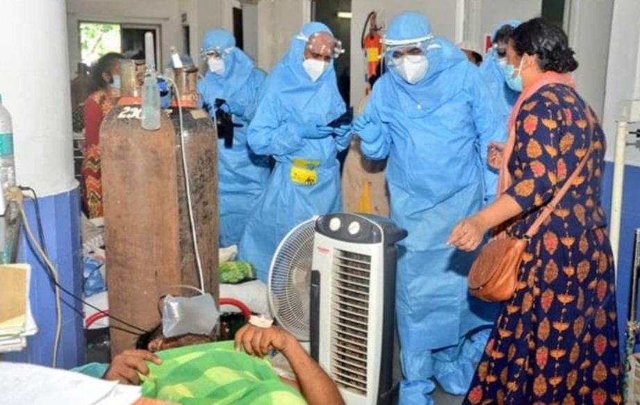 गोव्याचे मुख्यमंत्री कोरोना रोखण्यासाठी स्वतः पीपीई कीट घालून मैदानात