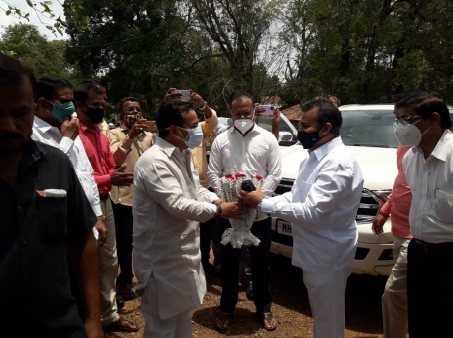 सहकार मंत्री बाळासाहेब पाटील व भाजपा आमदार नितेश राणे यांनी नुकसानीची केली संयुक्त पहाणी