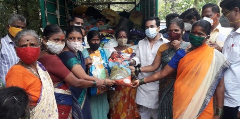 महिला शेतकऱ्यांना आमदार नितेश राणे यांच्या मार्फत मोफत भात बियाणे उपलब्ध.