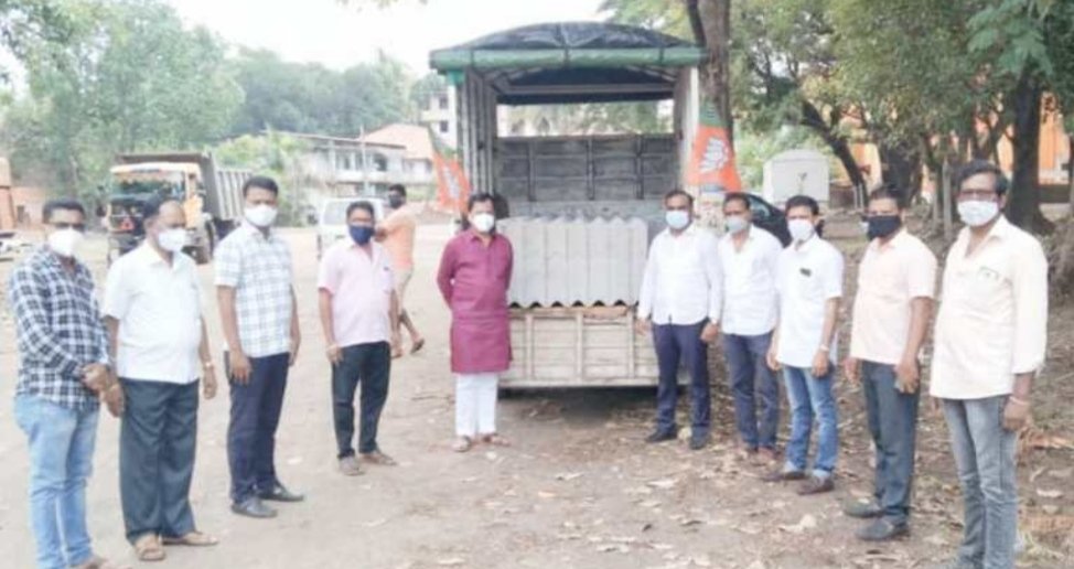 भारतीय जनता पार्टी सिंधुदुर्गकडून चक्रीवादळात नुकसान झालेल्यांना  सिमेंट पत्रे सुपूर्द