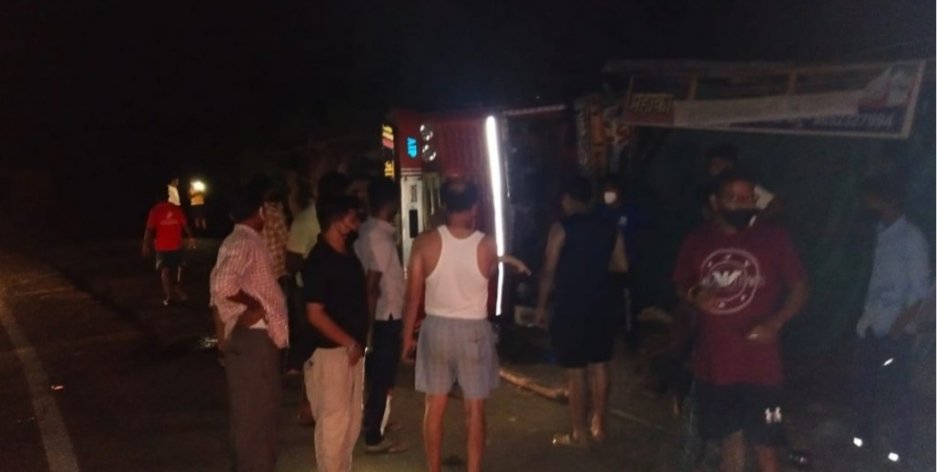 हलवळ येथील वळणावर ट्रक पलटी!