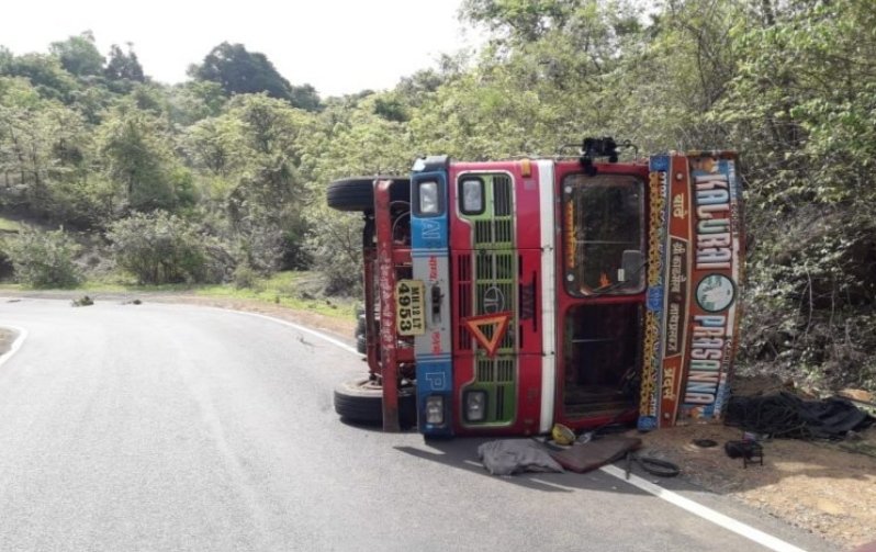 चालकाचा ताबा सुटल्याने पेपर रोल घेऊन जाणारा ट्रक पलटी : एडगांव नजीक घटना