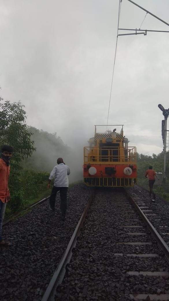 झाराप रेल्वे स्टेशन परिसरात मालवाहतूक करणाऱ्या रेल्वेच्या डब्याला आग
