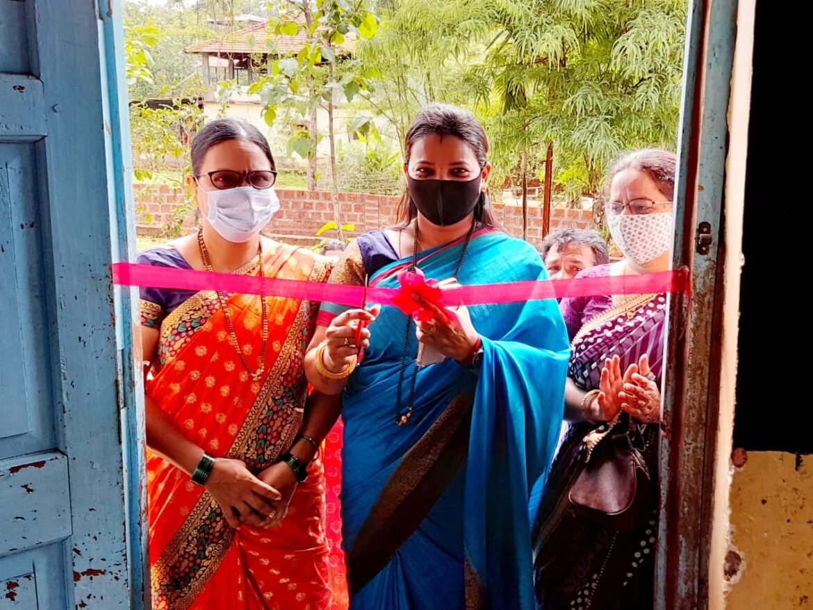 हरकुळ बुद्रुक गावात लसीकरण व विलगी करण कक्षाचा संजना सावंत यांच्या उपस्थितीत शुभारंभ