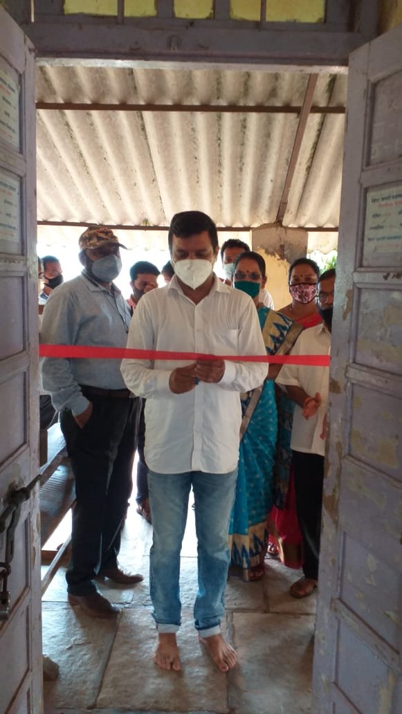 कुर्ली येथे कोरोना लसीकरण केंद्राचे तहसीलदार रामदास झळके व शिवसेना तालुकाप्रमुख तथा पंचायत समिती सदस्य मंगेश लोके यांचे हस्ते उद्घाटन