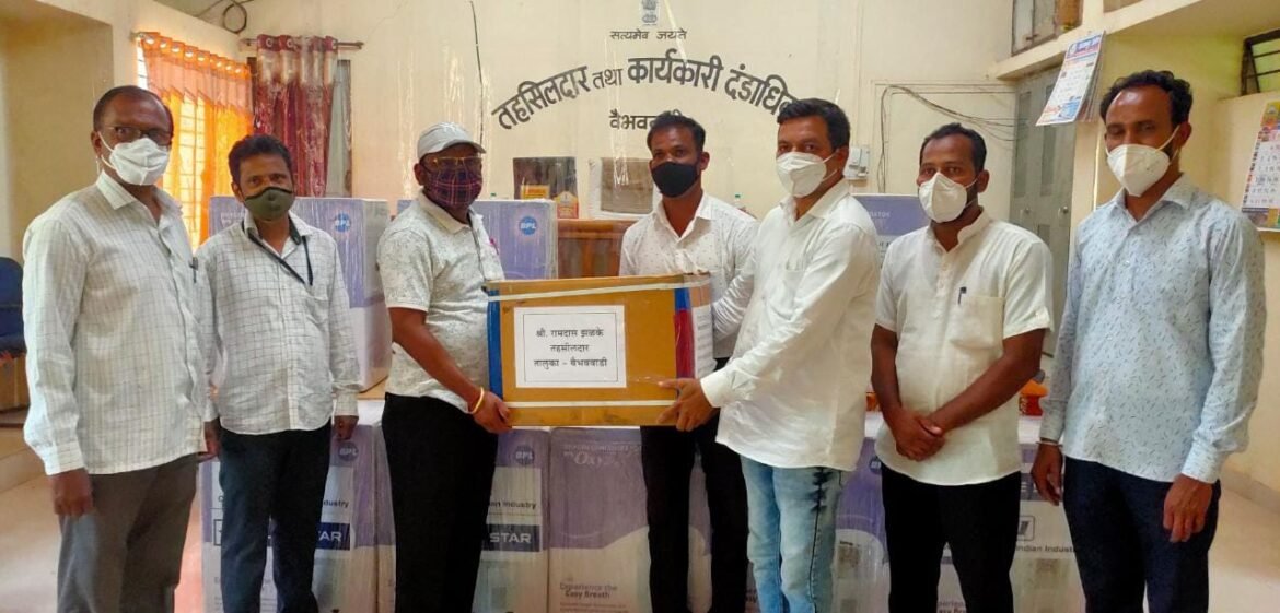 महाराष्ट्र राज्याचे उद्योगमंत्री सुभाष देसाई यांच्या माध्यमातून देण्यात आत्या वैभववाडी तालुक्यासाठी 10 ऑक्सिजन कॉन्सेन्ट्रेटर मशीन