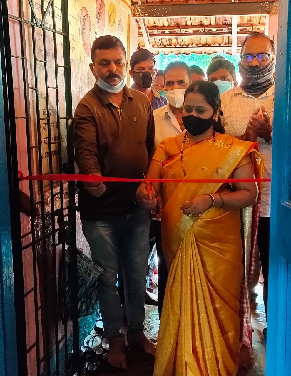 खांबाळे येथे कोरोना लसीकरण केंद्राचे शिवसेना तालुकाप्रमुख तथा पंचायत समिती सदस्य मंगेश लोके व सरपंच गौरी पवार यांचे हस्ते उद्घाटन