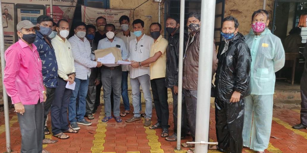 महाराष्ट्र नवनिर्माण सेनेचे अध्यक्ष राजसाहेब ठाकरे यांच्या 53 व्या वाढदिवसानिमित्त सावंतवाडी तालुक्यातील महावितरण कंत्राटी लाईनमन यांचा एक लाख रुपयाचा अपघाती विमा व मेडिक्लेम