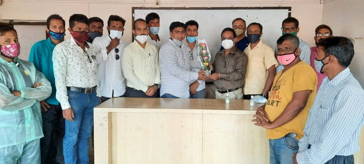 महाराष्ट्र नवनिर्माण सेनेचे अध्यक्ष राज साहेब ठाकरे यांच्या 53 व्या वाढदिवसा निमित्त सावंतवाडी तालुक्यातील पत्रकार बांधवांना मास व सॅनिटायझर वाटप