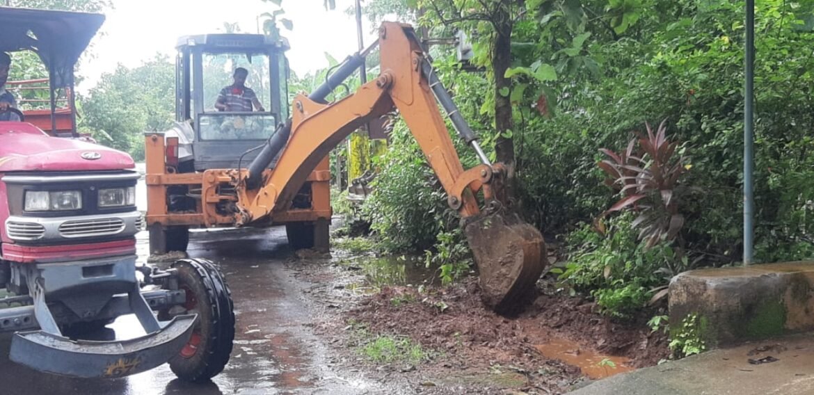 सावंतवाडी मळेवाड महामार्गावरील गटार खोदाईला सुरुवात