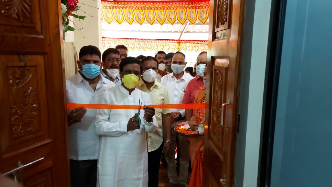 हुमरमळा ग्रामपंचायतीच्या नूतन इमारतीचे खा. विनायक राऊत ,आ.वैभव नाईक यांच्या उपस्थितीत उदघाटन