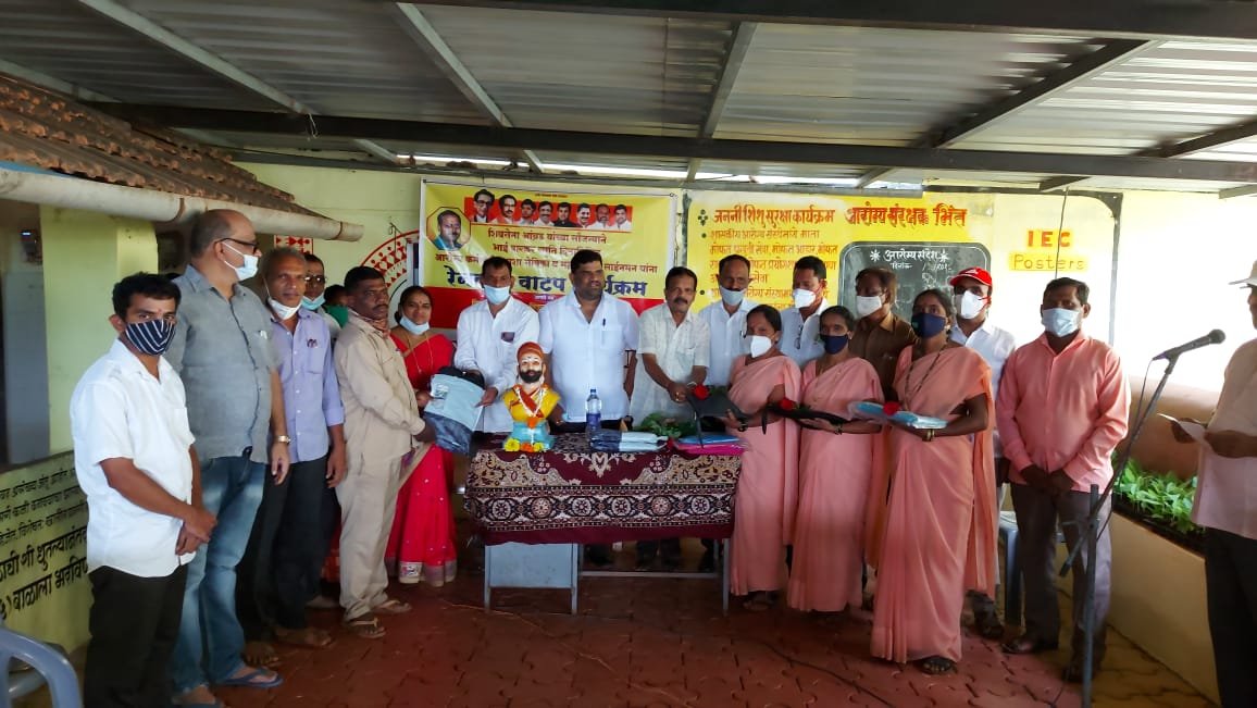 शिवसेना आंब्रडच्या वतीने आ. वैभव नाईक यांच्या उपस्थितीत हळद रोप व रेनकोटचे वाटप