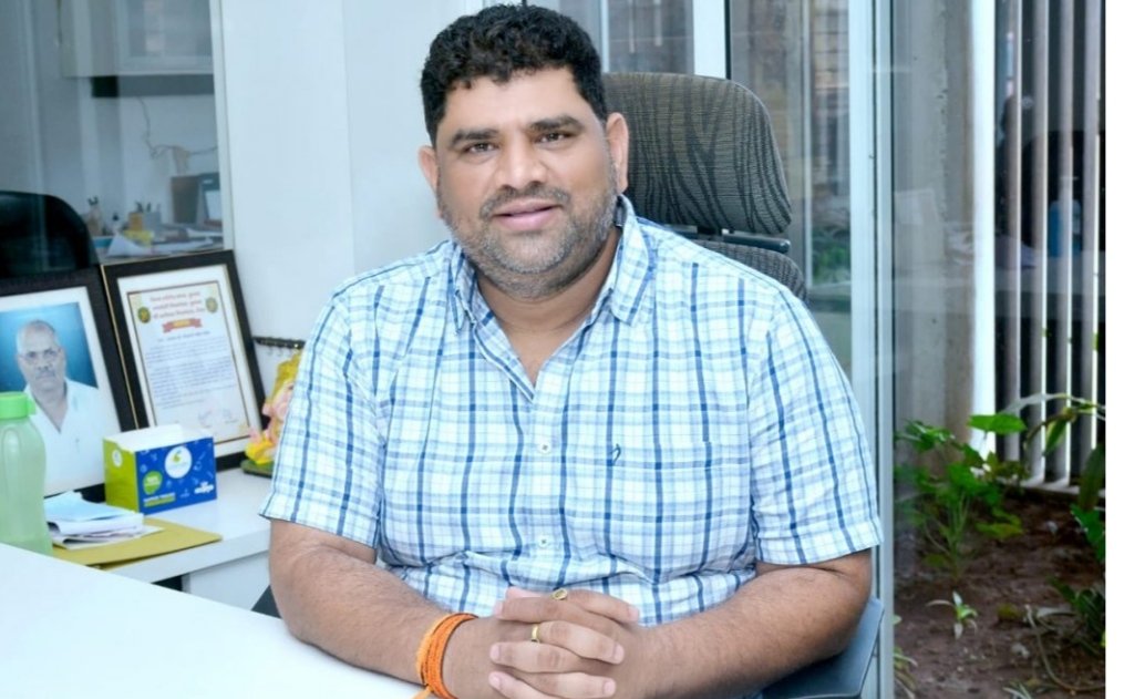 शिक्षणानिमित्त बाहेरगावी जाणाऱ्या विद्यार्थ्यांचे लसीकरण करा – आ. वैभव नाईक