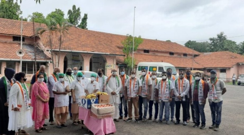 राष्ट्रवादी काँग्रेसच्या २२ व्या वर्धापन दिनानिमित्त सावंतवाडी उपजिल्हा रुग्णालयात फळ वाटप