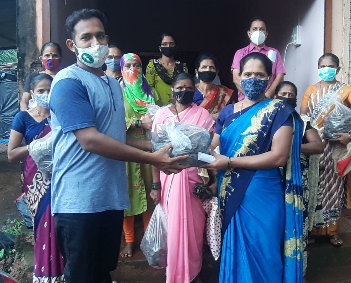 मळेवाड कोंडूरे गावातील बचत गटांना ग्रामपंचायत कडून सेलम हळद बियाणे मोफत