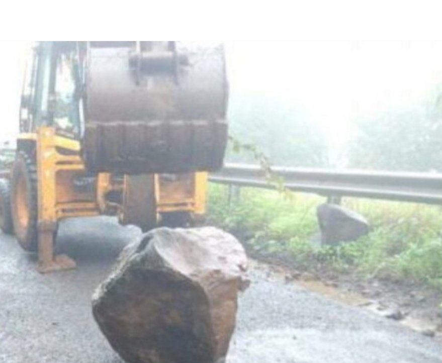 करूळ घाटात रविवारी सकाळी कोसळली दरड