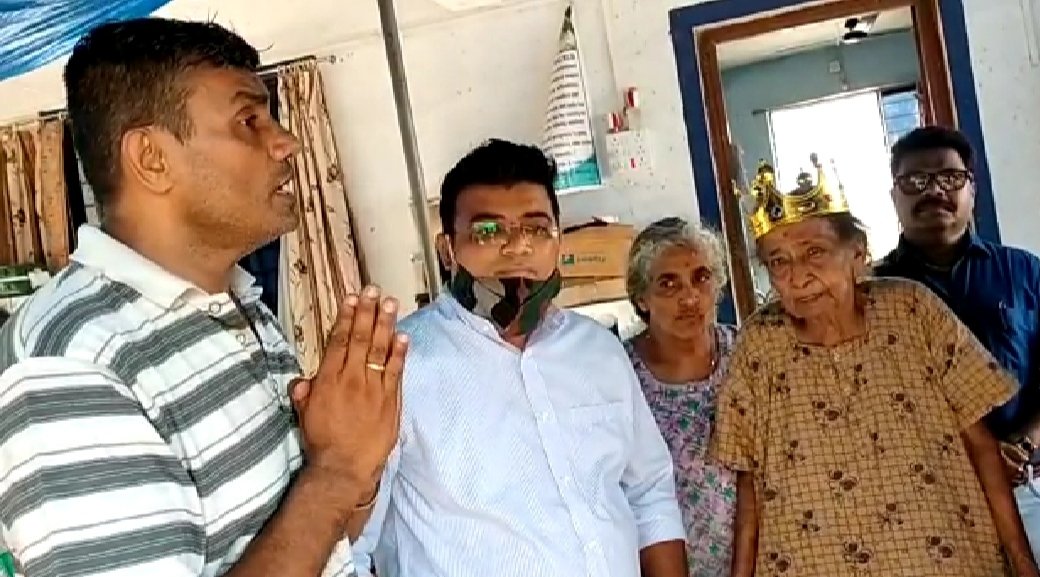 सन्माननिय राज साहेब ठाकरे यांच्या वाढदिवसा निमित्त त्यांच्या शिक्षिका सुमन रणदिवे यांच्या वसई इथिल आश्रमास मनसे लॉटरी सेने तर्फे दोन सोलर लाईटचे लोकार्पण करण्यात आले