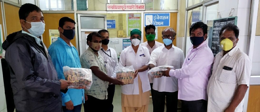 राजसाहेब ठाकरे यांच्या वाढदिवसा निमित्ताने उपाजिल्हा रुग्णालय कणकवली येथे रुग्णांना बिस्कीट पुड्यांच वाटप