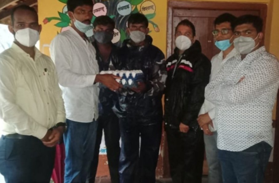 मळेवाड येथील विलगीकरण कक्षातील रुग्णांना मनसेच्या वतीने अंडी वाटप
