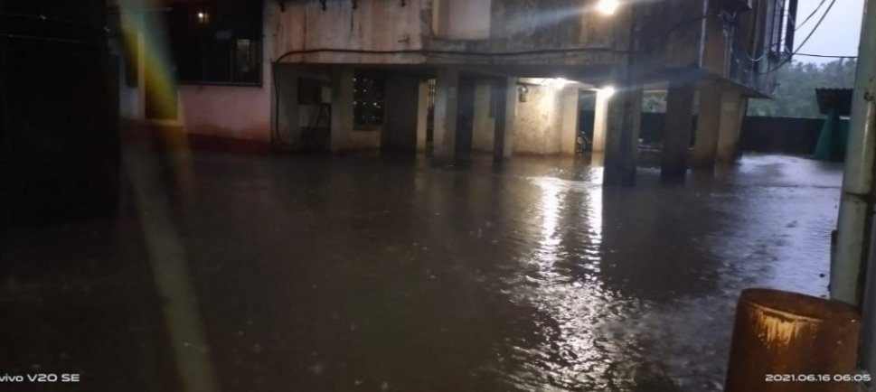 सततच्या पडणाऱ्या पावसाचा रामेश्वरप्लाझा इमारतीला फटका