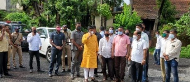 खारेपाटण कोविड सेंटरला पालकमंत्री उदय सामंत यांची भेट