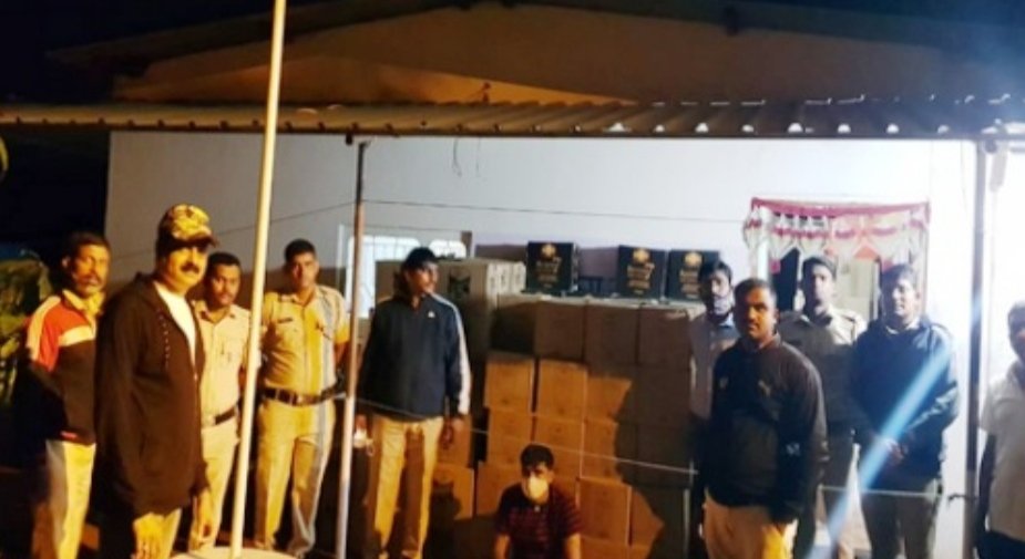 इन्सुली येथे १८ लाखाची पकडली दारू
