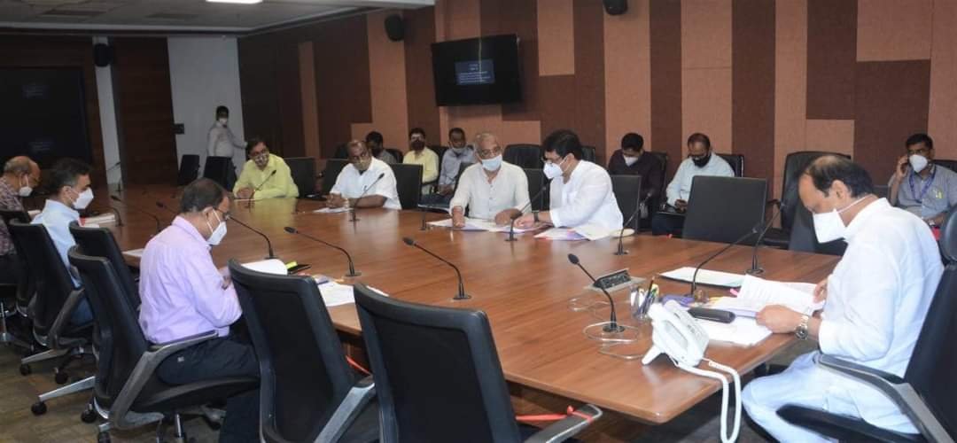 माजी आम. प्रमोद जठार यांचे वैश्यवाणी समाजाच्या ओबिसी दाखल्याच्या प्रश्नांबाबात उपमुख्यमंत्र्यांकडे निवेदन