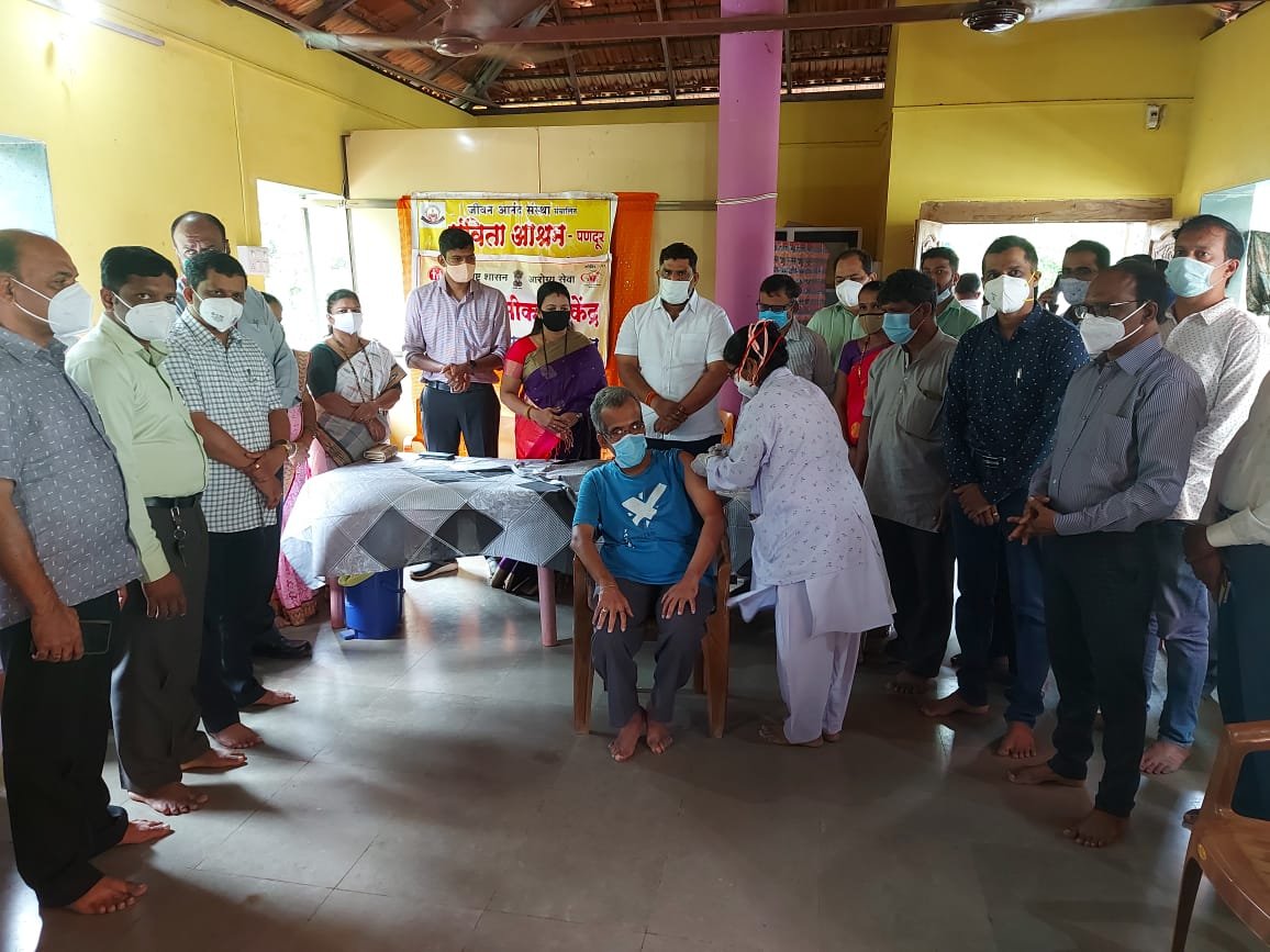 पणदूर सविता आश्रमात लसीकरण केंद्राचा शुभारंभ