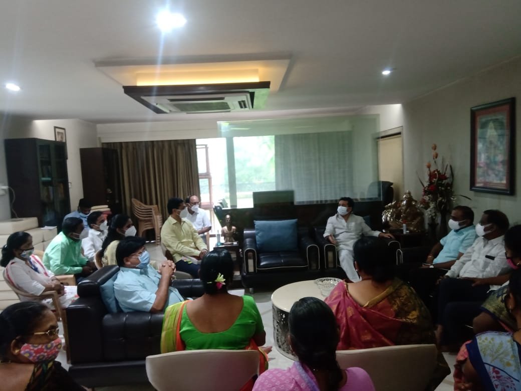 कणकवली तालुक्यातील बावशी गावातील रेशनिंग संदर्भात आ. नितेश राणे यांनी जिल्हा पुरवठा अधिकारी यांच्याशी चर्चा करून दिल्या सूचना
