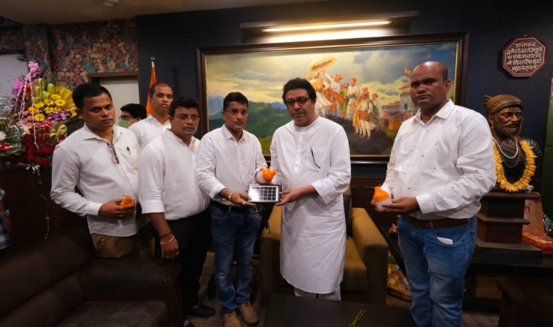 महाड तालुक्यातील दुर्घटना ग्रस्त तळई गावासाठी मनसे लॉटरी सेनेचे अध्यक्ष गणेश कदम यांच्या कडून मोफत सौर बल्बचे वाटप