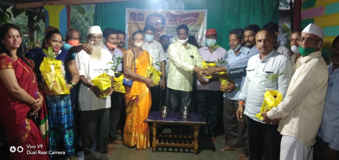 फोंडाघाट येथे मुख्यमंत्री उद्धव ठाकरे यांच्या वाढदिवसानिमित्त मोफत जायफळ कलमाचे वाटप