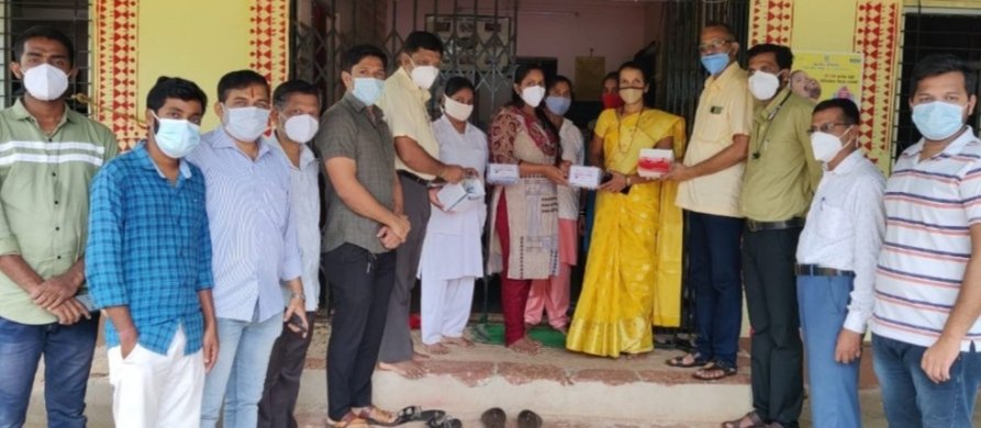 पावशी गावातील विलगीकरण कक्षाला ऑक्सिमीटर,थर्मामीटर भेट