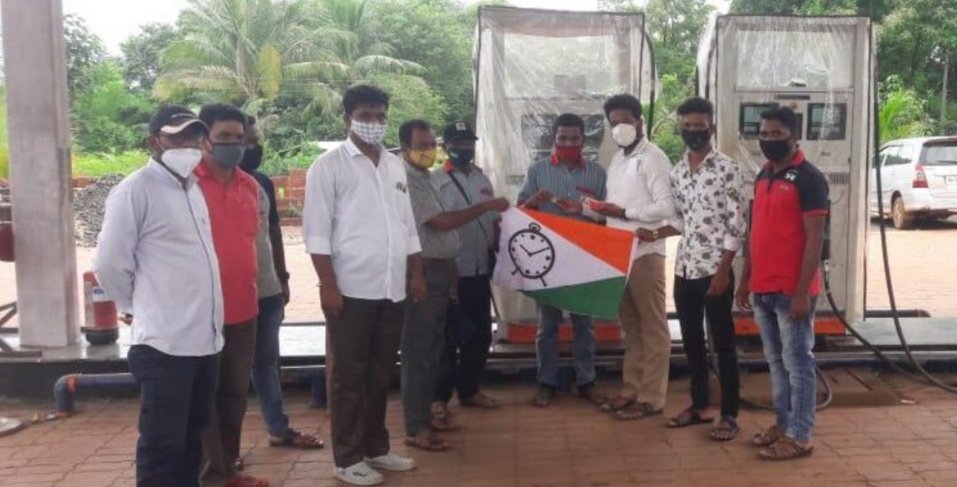 वाढत्या पेट्रोल व डिझेल दरवाढीचा वैभववाडी राष्ट्रवादीच्या वतीने करण्यात आला निषेध