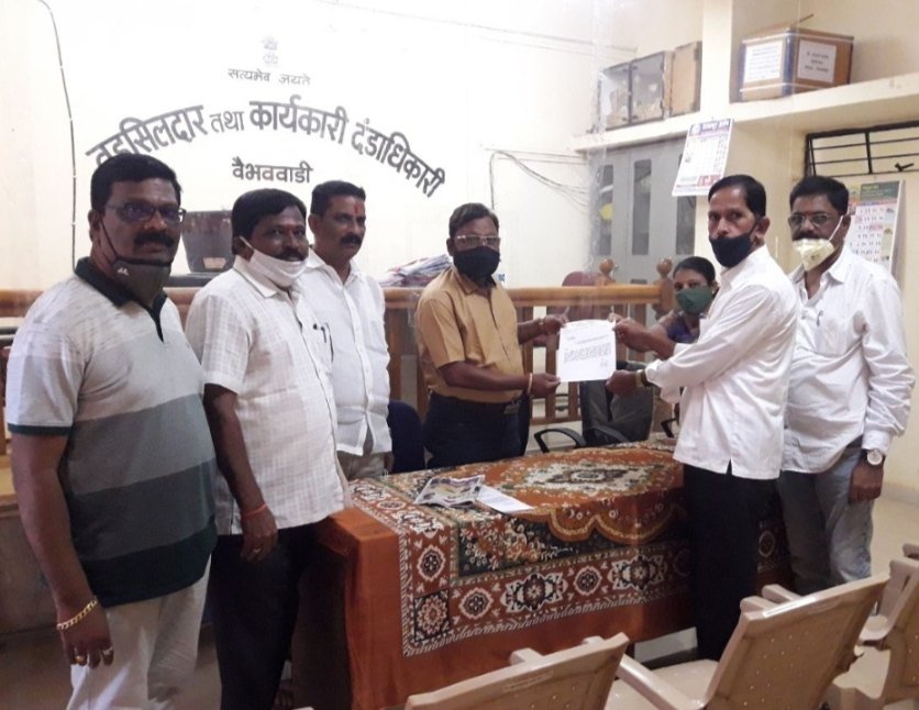 वैभववाडी तालुका भाजपाच्यावतीने तिघाडी सरकारचा जाहीर निषेध.तहसीलदार रामदास झळके यांना निवेदन