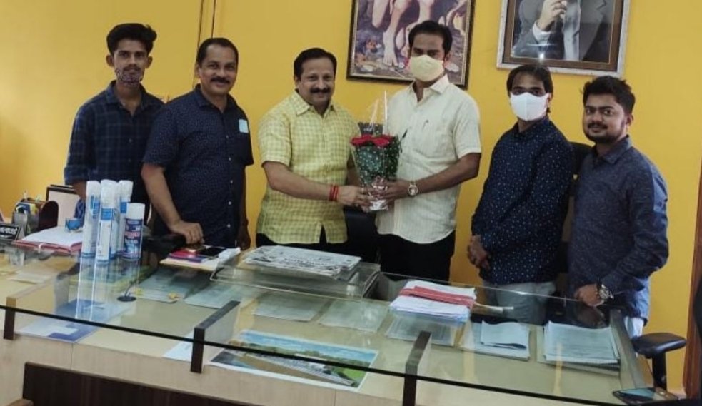 कणकवली न.पं.च्या कोविड सेंटरला पीपीई किट सुपूर्त