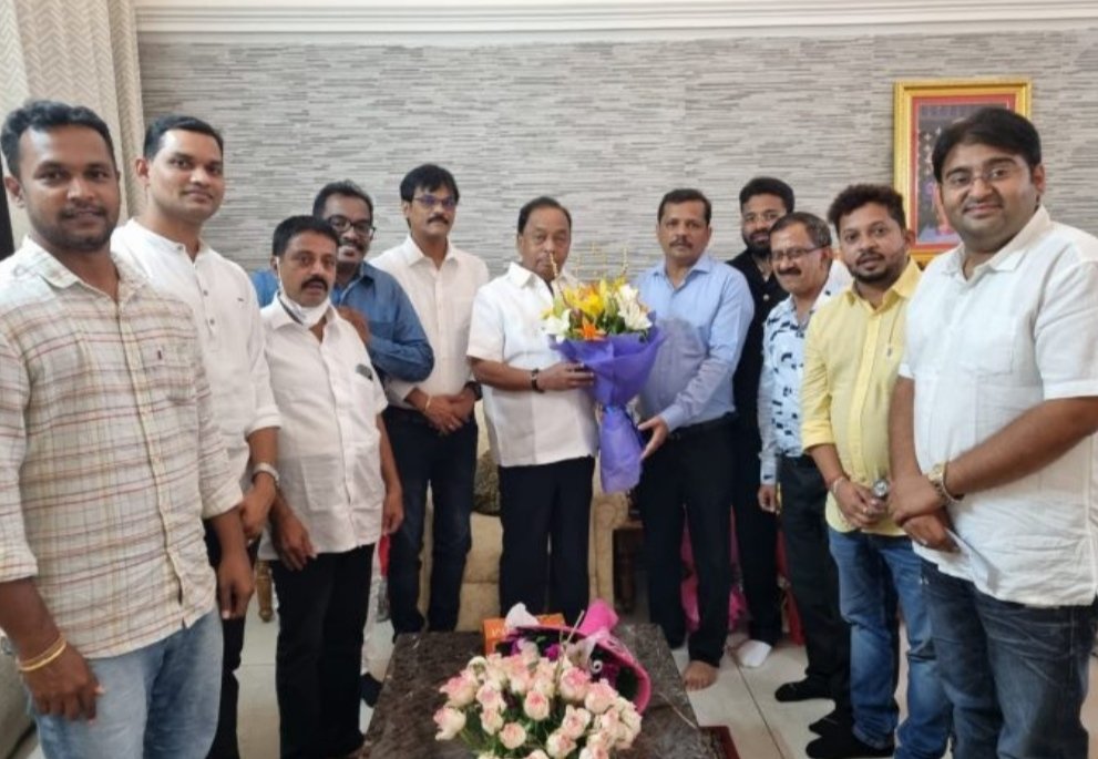 केंद्रीय मंत्री नारायण राणे यांची भेट घेऊन नगराध्यक्ष संजू परब आणि सहकाऱ्यांनी दिल्या शुभेच्छा