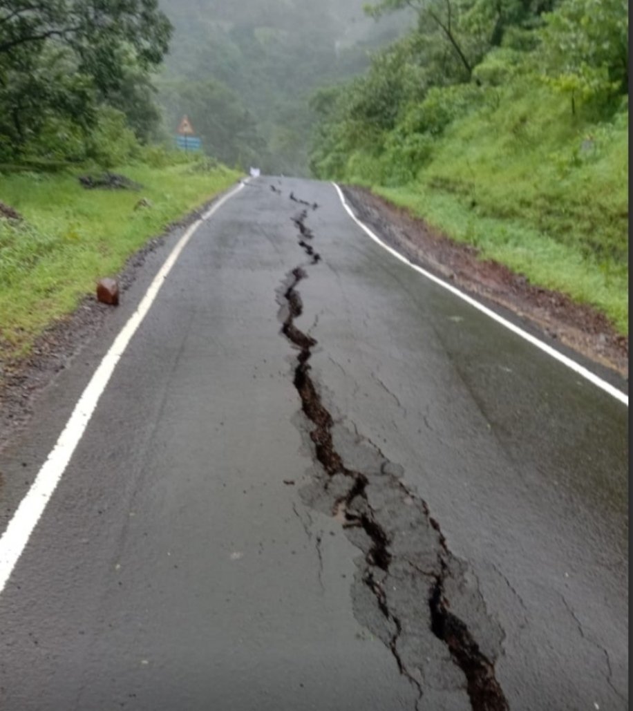 भुईबावडा घाटात रस्त्याला भेगा गेल्यामुळे वाहतूक बंद