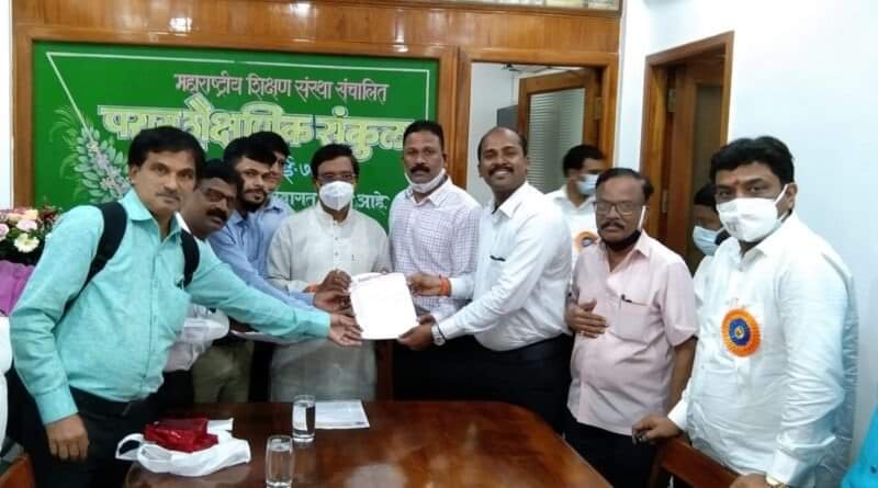 वैभववाडी तालुक्यातील विविध विकास कामांसदर्भात खासदार राऊत यांना दिले निवेदन