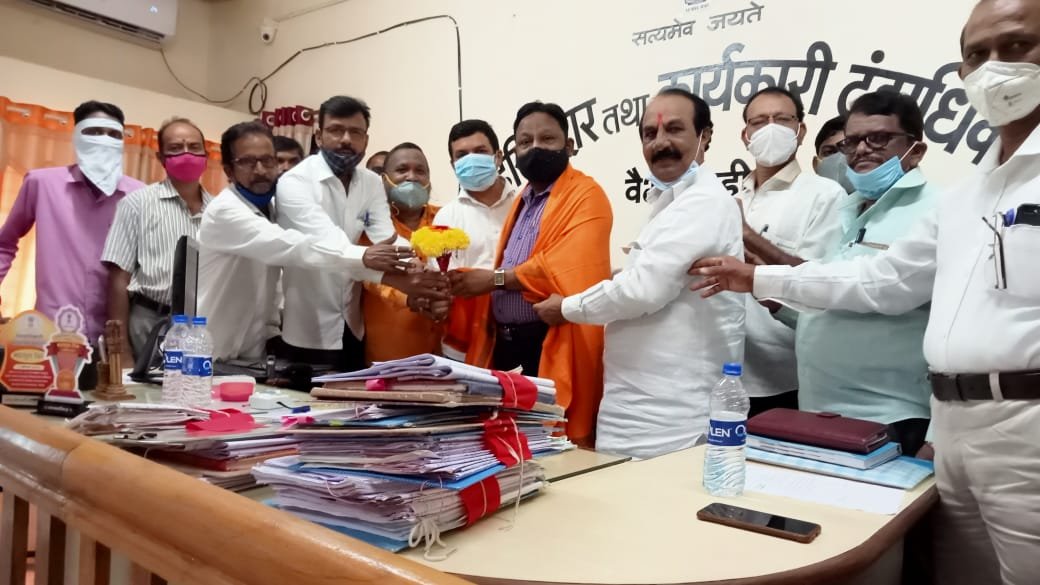 वैभववाडी तहसीलदार रामदास झळके यांचा शिवसेना तालुका वैभववाडीच्या वतीने सत्कार