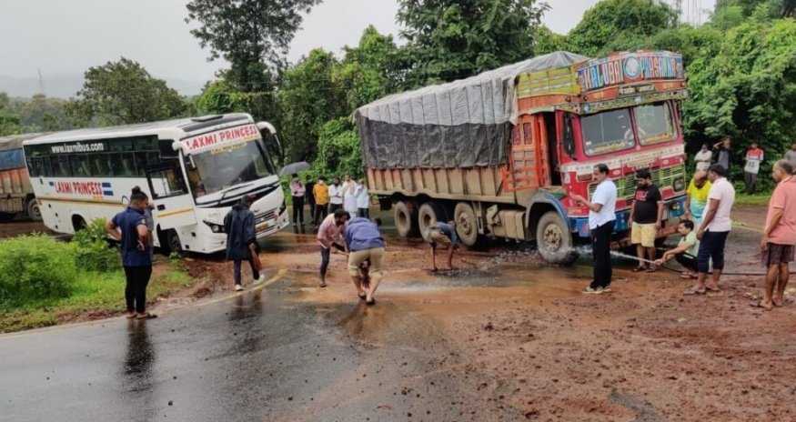 गुळाची काकवी घेऊन जाणाऱ्या टँकरला गळती ; वाहतूक ठप्प