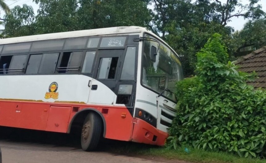कुडाळ येथे सावंतवाडी कणकवली एसटीला अपघात;सुदैवाने कोणीही जखमी नाही
