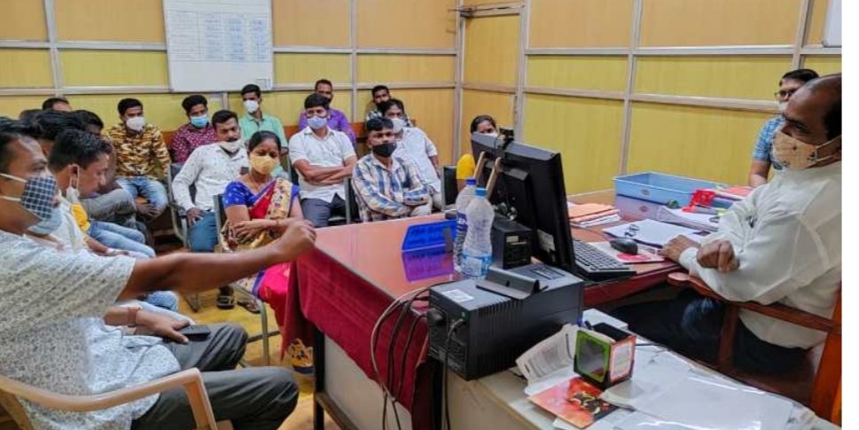 विज समस्यांबाबत ओसरगाव ग्रामस्थांचे महावितरण कार्यकारी अभियंता यांच्या दालनात ठिय्या
